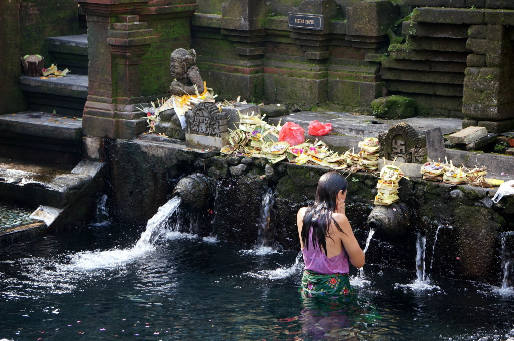 Rondom Ubud vind je veel oude tempels, waaronder deze tempel met heilig water: Tirta Empul